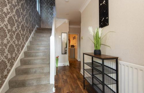 Large House for Groups with Huge Driveway - FREE PARKING - Photo 15