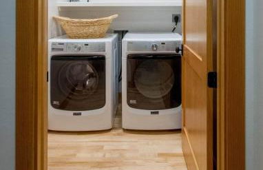 Stylish Main St Loft with Balconies and Garage - Foto 31