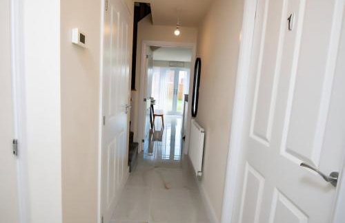 Luxury 5BDR with City Access, Free Parking and Wi-Fi - Photo 9