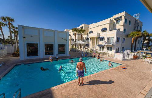 Enchanting 2-Bedroom Ground Floor Beach Condo at Cape Canaveral WiFi & AC - Foto 44