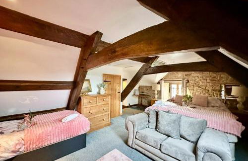 16th Century Farm House,6 Beds,5 BATHROOMS,SLEEPS 15,BBQ,HOT TUB,CINEMA ROOM WITH SURROUND SOUND,With Cymru Holidays - Foto 53