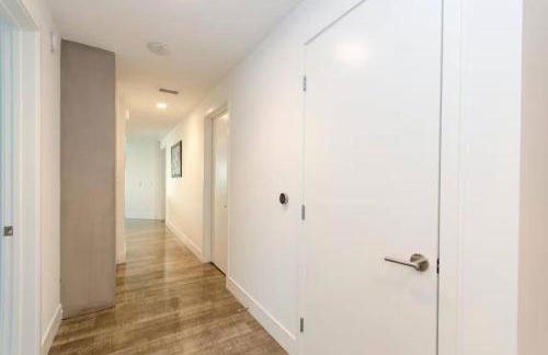 Stylish 3BR High-Rise with Pool, Hot Tub & Rooftop Views - Foto 27