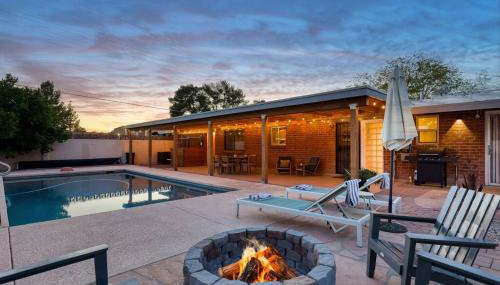 Stylish Mid-Century Oasis with Pool - Foto 4