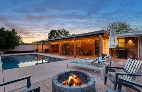 Stylish Mid-Century Oasis with Pool - Foto 4