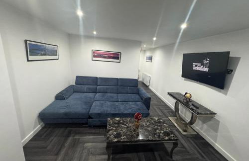 Modern 3 Bedroom Holiday Home -Jaquzzi Bath -Private Parking-suitable for contractors - Free WiFi - Foto 6