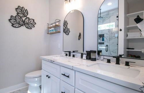 Steps Away from Cruisin' the Coast , Gulfport 2BR, Game Room, and Free Parking - Foto 12