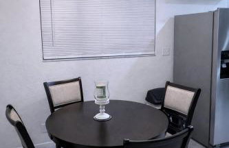 Cozy and Costal 10 Min to Beach Pool, Sauna, Pool table - Foto 9