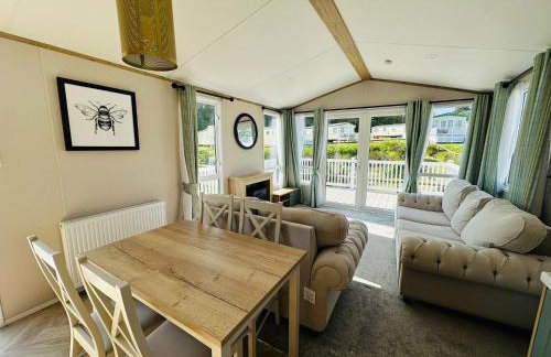 Modern two bedroom caravan with sofabed Sleeps 6 - Foto 8
