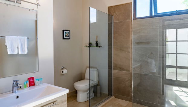 Stunning Villa With Infinity Pool & Outdoor Kitchen! Across From Marriott! - Foto 5, Servicios del alojamiento