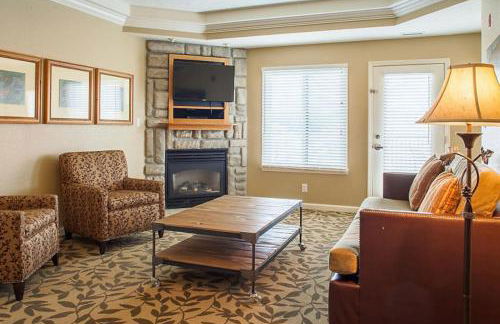 Relax surrounded by nature in this 1BD resort condo with resort amenities - Foto 7