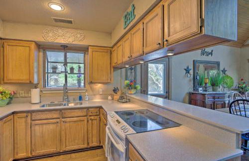 Lake Granbury Getaway! Family Home with Deck and Games - Foto 11