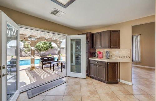 Peaceful Las Vegas Pool Oasis, Pool Table, Hammock - Foto 30