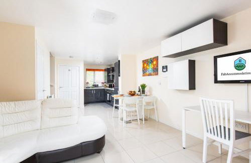 New Modern and Quiet 2Bed House by FabAccommodation - Foto 7