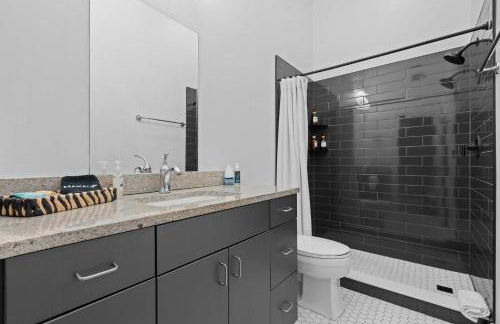 Downtown Loft- Steps away from Plant Riverside! - Foto 9