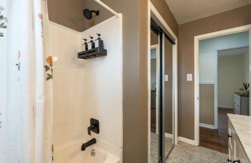 NEW Dragster Dream House - Game Room - Walk to the Speedway - Foto 27