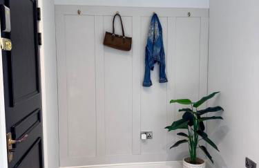 Central 2-Bed Apartment with Balcony & Parking - Foto 20