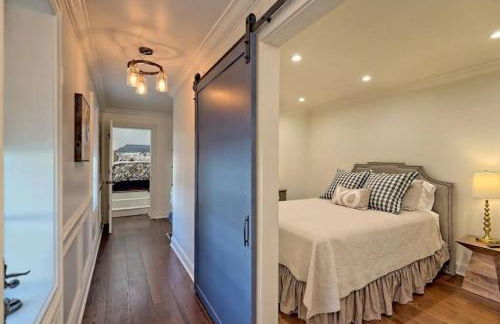 King Bed Bungalow Just Feet from Historic Main Street - Foto 18