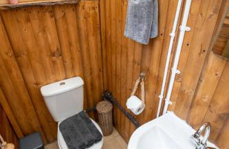 The Old Pumphouse Shepherds Hut with Hot Tub - Photo 32