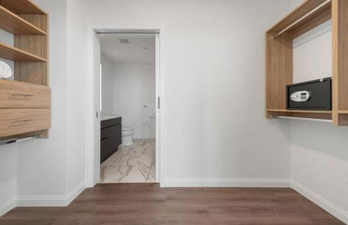 Lux Apts with Lake Views and Top Amenities - Foto 16