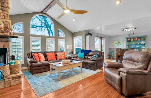 Waterfront Sunrise Beach Rental with Private Dock - Foto 1