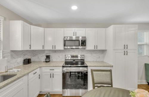 Single Story Pet Friendly Home, with Fenced Yard, Fire Pit, 5min to Downtown!! - Foto 7