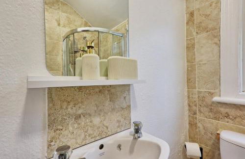 Large 5-Bedroom Home, Perfect for Long Stays & Team Accommodation - Foto 60