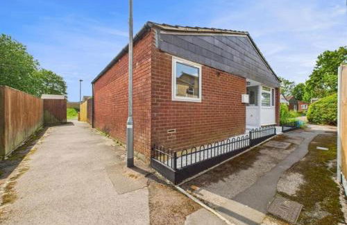 MODERN 2 BED BUNGALOW SLEEPS 4 Pet friendly - Photo 13