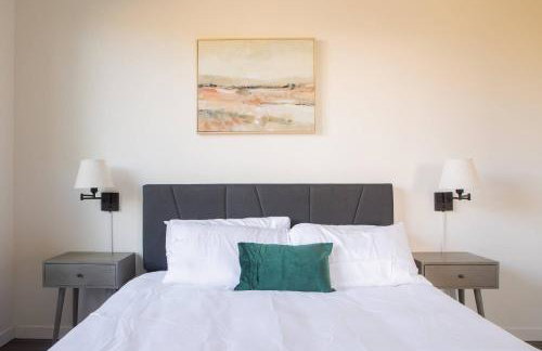 East Side Luxury 1BR Apt - Near Brady and Fiserv with Balcony - Foto 10