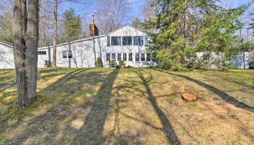 Riverfront Cabin in Alger with Patio and WiFi! - Foto 4