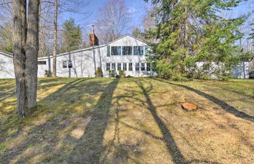 Riverfront Cabin in Alger with Patio and WiFi! - Foto 4