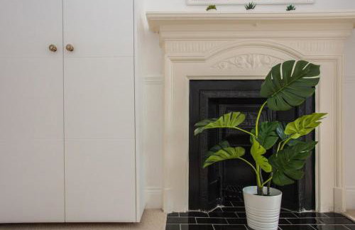 Stylish & Modern 3 Bed Flat in NW London With Garden - Foto 44