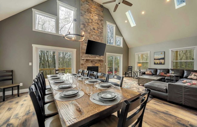 Bear Creek Bliss by Avantstay Sleeps 16 + Game Room, Deck, Fire Pit! - Foto 13