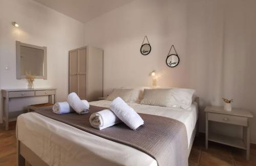 Helen's Minimal Studios & Apartments - Photo 12