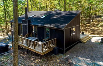 Modern Forest Cabin with Hot Tub, Screened Porch & Resort Access Near Hedgesville, WV - Foto 7
