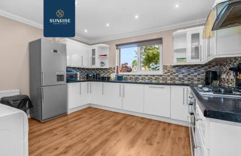 Muirton House 2 - INVOICE and REDUCED PRICE only via SUNRISE SHORT LETS DUNDEE, SLEEPS 8 has 4 Twin Bedrooms with 4 Car Parking, 2 Baths, 5 Smart TV, Fully Equipped, Garden, Free WiFi, and ONLY 9 Mins to STANNERGATE Ports - Foto 46