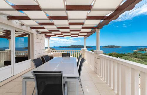 Modern Villa with Pool - Photo 42