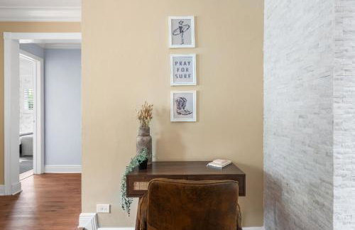 Centrally Located 4BD Oasis with Pool & Movie Patio - Foto 8