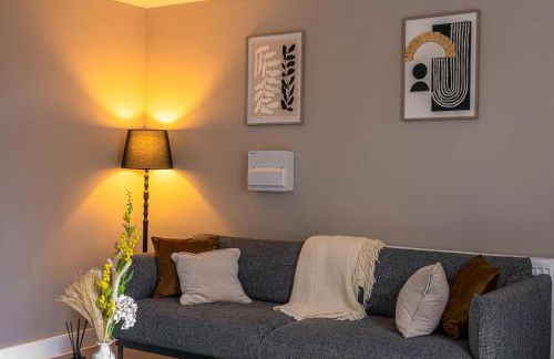 Stylish Flat in Wolverhampton - Short and long Stay with Free Parking - Photo 14