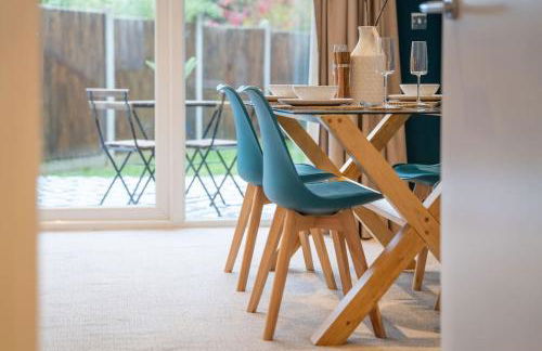 Perfect Getaway 3 Bedroom Home with Fast WiFi & Parking - Photo 15