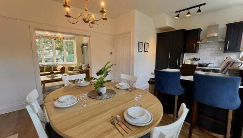 Stylish 3-bed home in Prestwich with free parking - Foto 2