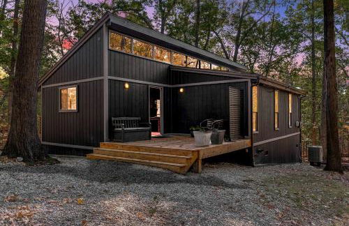 Modern Forest Cabin with Hot Tub, Screened Porch & Resort Access Near Hedgesville, WV - Foto 1