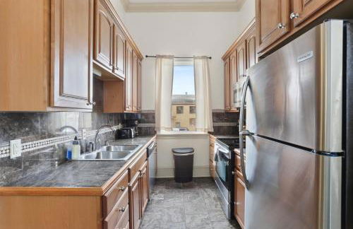 3BD HOME STEPS TO SAINT CHARLES Gated Parking - Foto 10