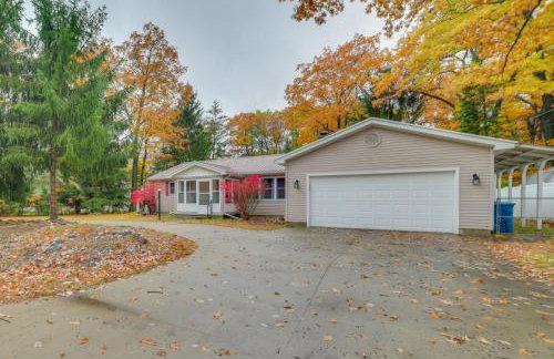 Cozy Houghton Lake Home with Fire Pit and Porch - Foto 25