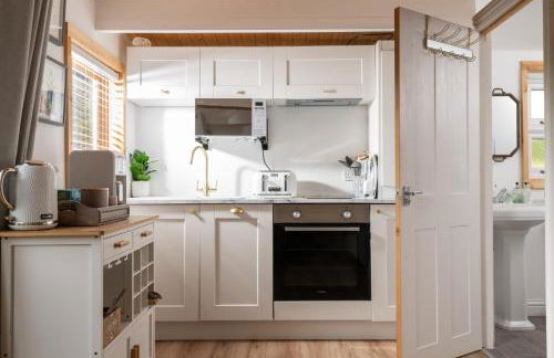 Hazel Tree Hut - Cosy Woodland Cabin with Private Hot Tub - Photo 11