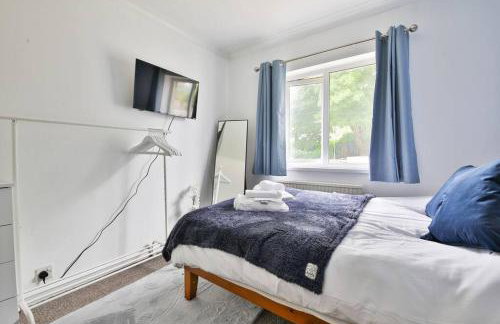 4 Modern Contractor Stay Bed with TV in Every Room and Parking in Swansea - Foto 10