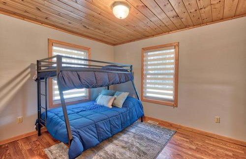 Charming & Cozy Chalet; Minutes to Shanty Creek! - Foto 23