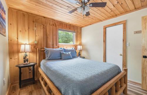 Sitting Bear Cottage with Hot Tub - Photo 11