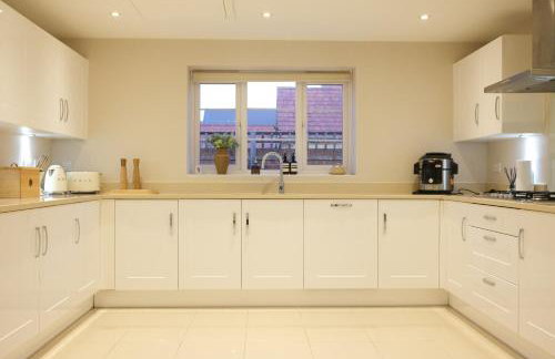 Luxury 6-Bedroom House 5 minutes from Bicester Village Shopping Outlet - Perfect for Business and Family Stays! Private Parking for 4 Cars! - Photo 2