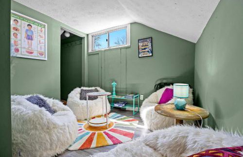 Cozy Downtown Stay w Private Backyard & Parking - Foto 36