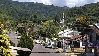 Apartamento espaçoso e central - Foto 2